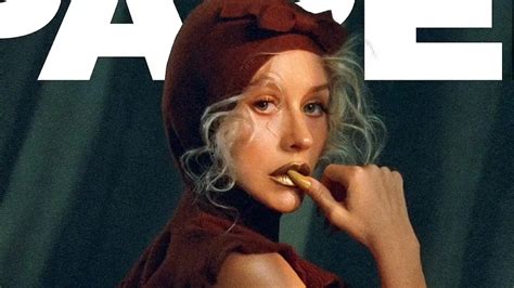 Christina Aguilera causes a stir posing topless in tiny。